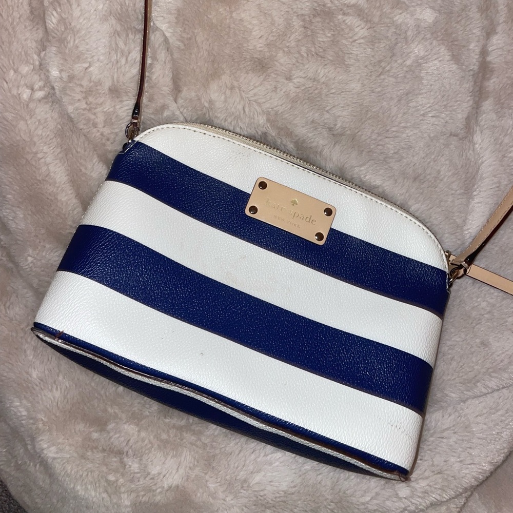 Selling a navy and white kate spade crossbody bag! The perfect summer bag!
